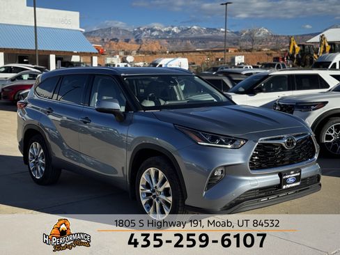 Used 2023 Toyota Highlander Limited image 3
