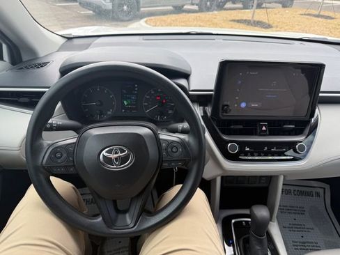 Used 2025 Toyota Corolla Cross L image 6