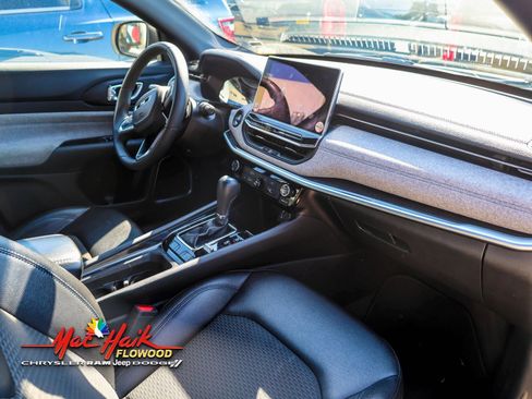 Used 2024 Jeep Compass Latitude image 3