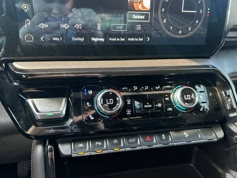Used 2025 GMC Sierra 1500 AT4 w/ Technology Package AWD/4WD image 28