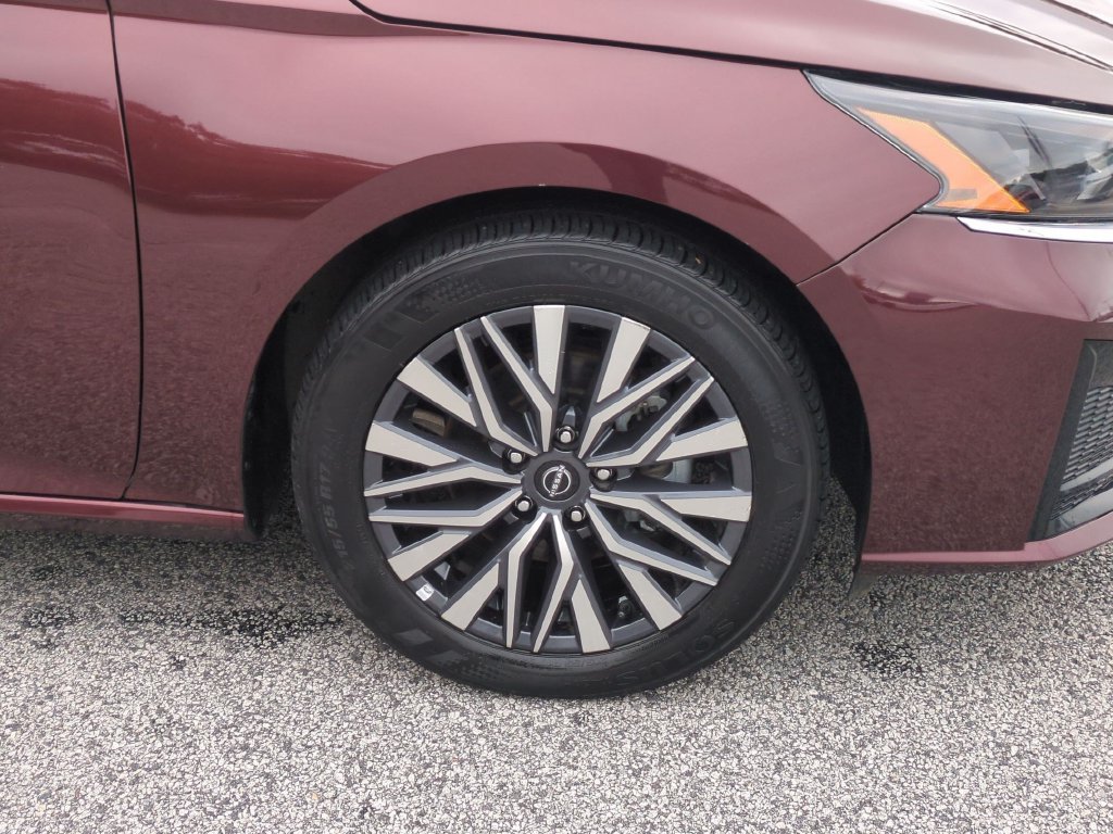 Used 2025 Nissan Altima 2.5 SV FWD image 10