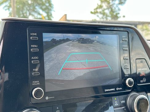 Used 2022 Toyota Highlander XLE FWD image 23