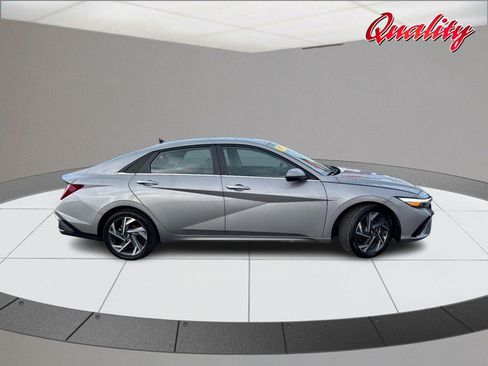 Used 2025 Hyundai Elantra Limited FWD image 2