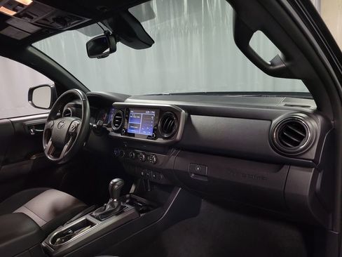 Used 2020 Toyota Tacoma TRD Off-Road AWD/4WD image 25