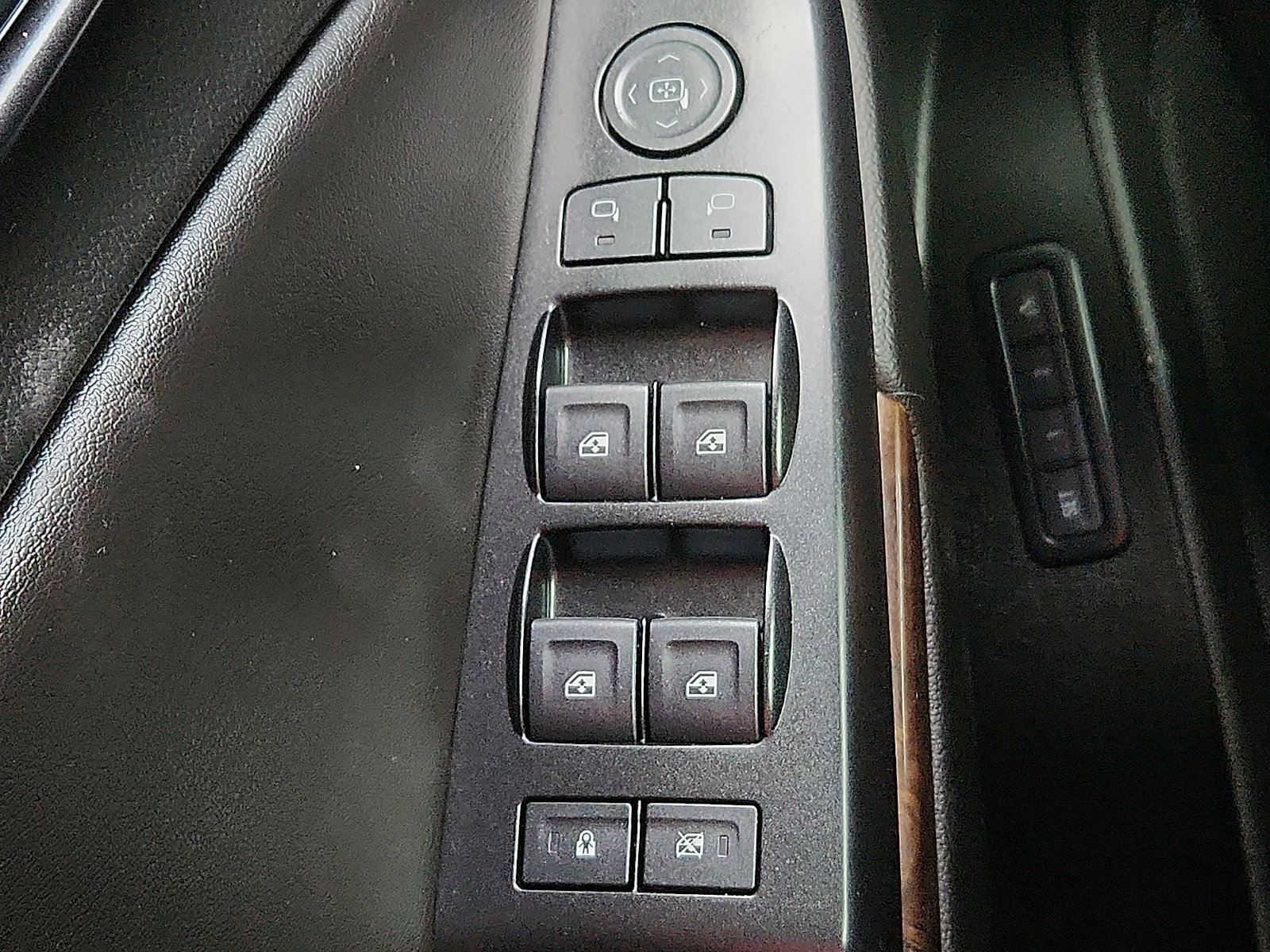 Used 2018 Chevrolet Suburban LT RWD image 23
