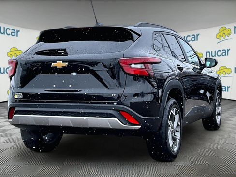 Used 2025 Chevrolet Trax LT w/ LT Convenience Package image 6