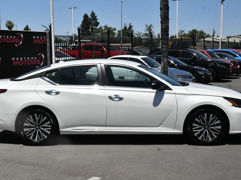 Used 2024 Nissan Altima 2.5 SV FWD image 9