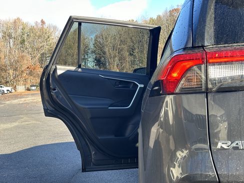 Used 2022 Toyota RAV4 LE image 38