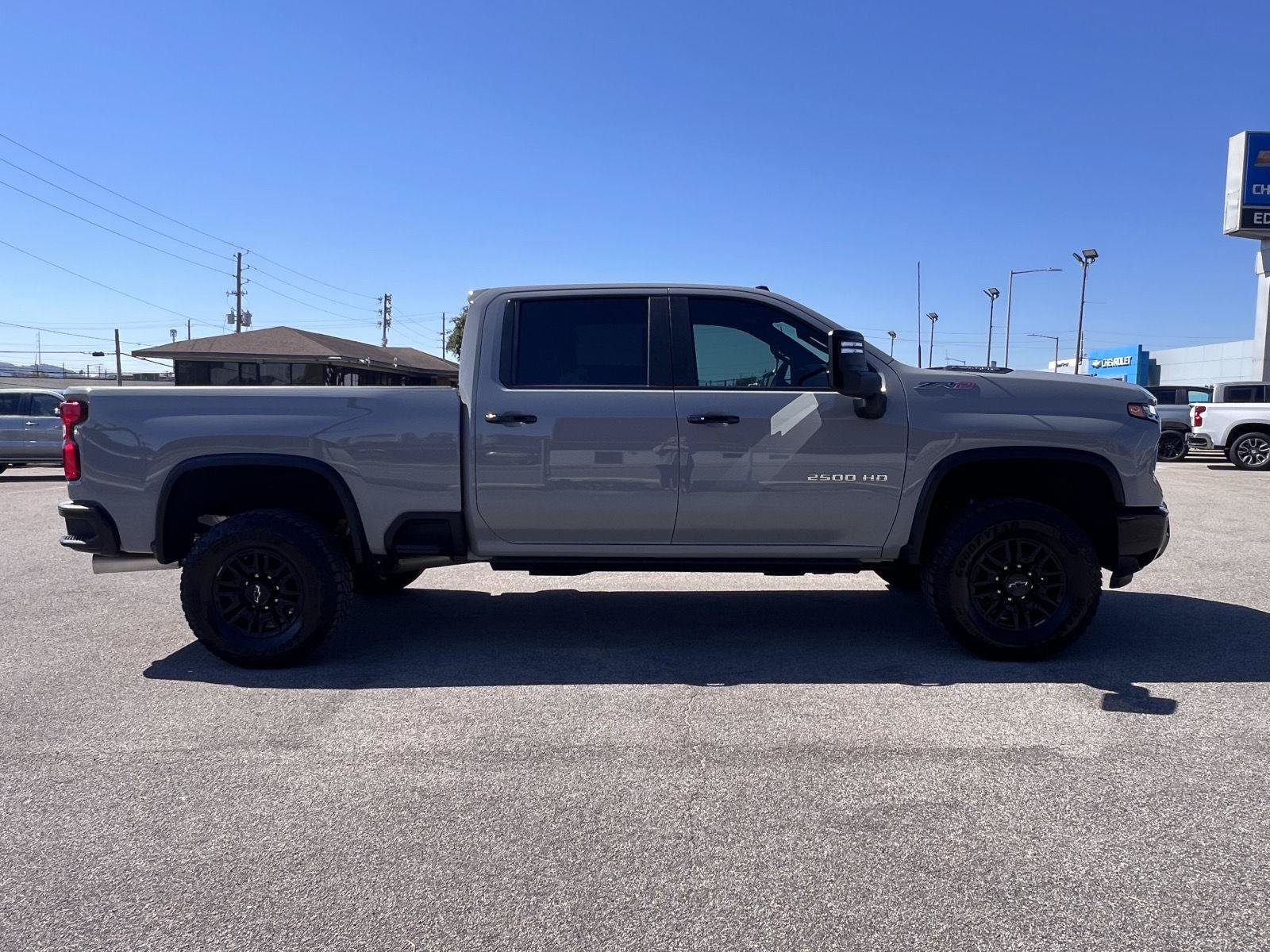 Used 2024 Chevrolet Silverado 2500 ZR2 w/ Technology Package AWD/4WD image 9