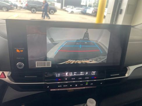 Used 2026 Toyota Sienna XLE FWD image 21