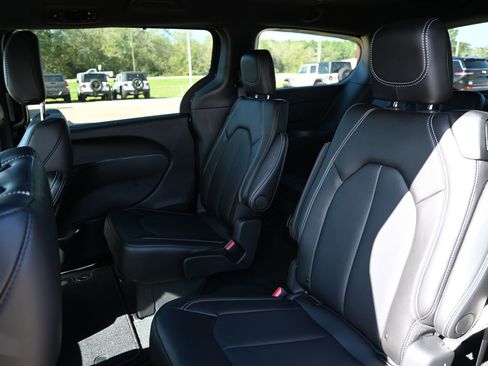 New 2025 Chrysler Pacifica Select image 24
