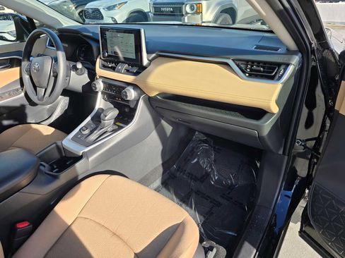 Used 2025 Toyota RAV4 XLE image 12