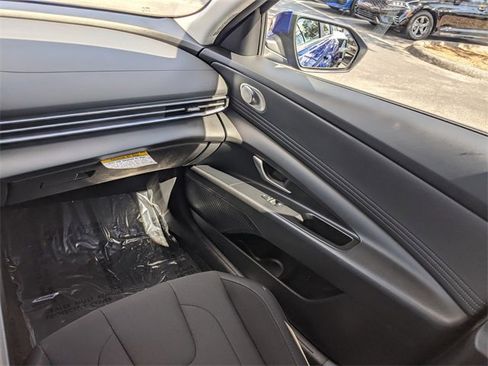 Used 2025 Hyundai Elantra SEL image 12