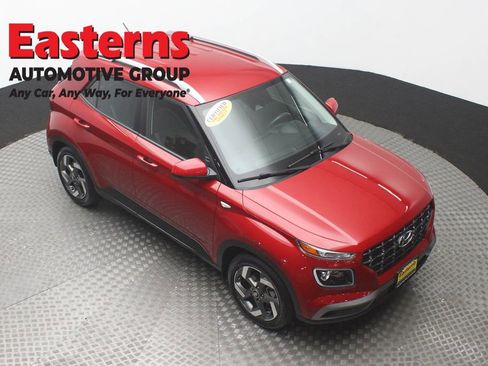 Used 2023 Hyundai Venue Limited image 3