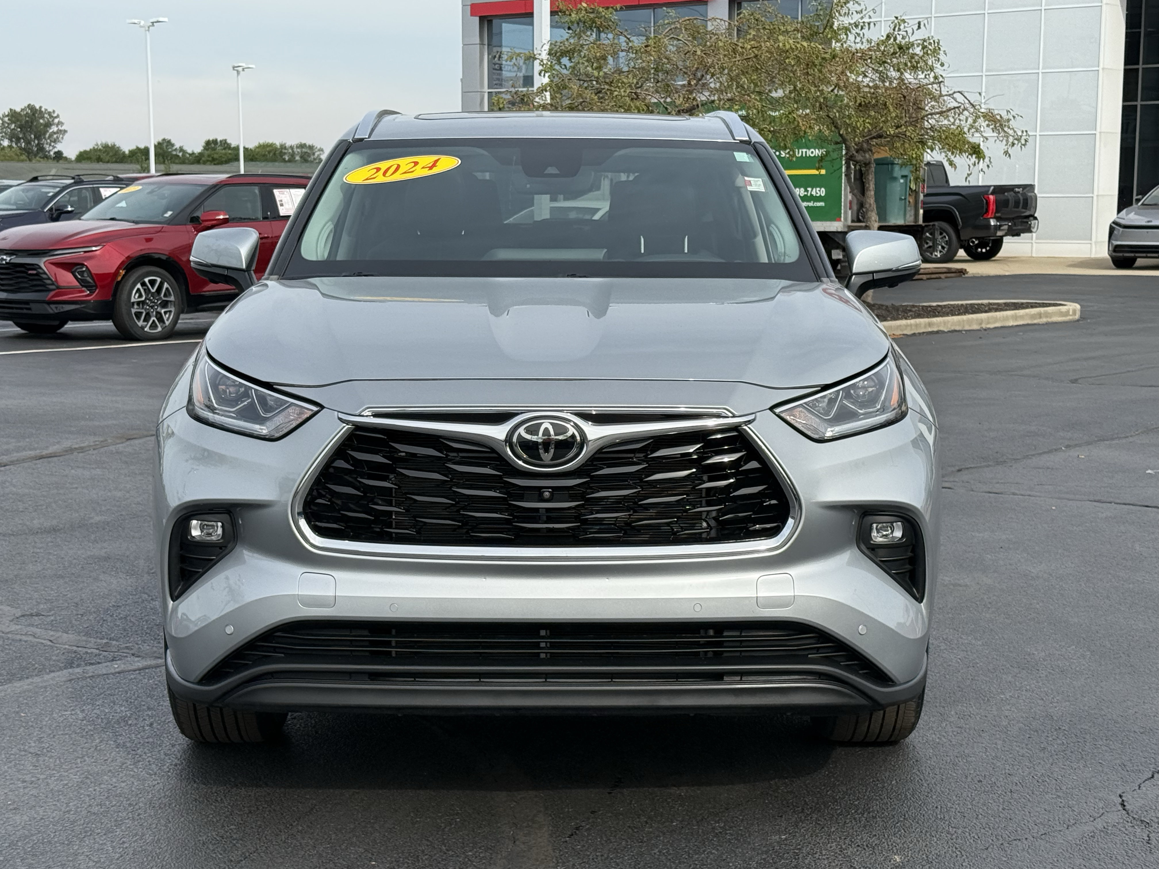 Used 2024 Toyota Highlander Limited AWD/4WD image 2