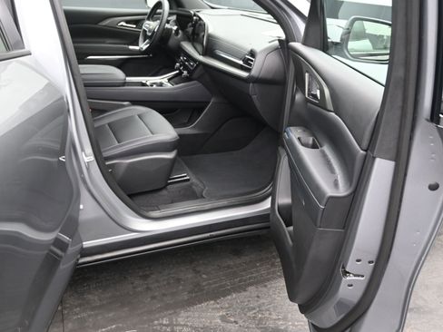 Used 2025 Chevrolet Traverse LT image 13