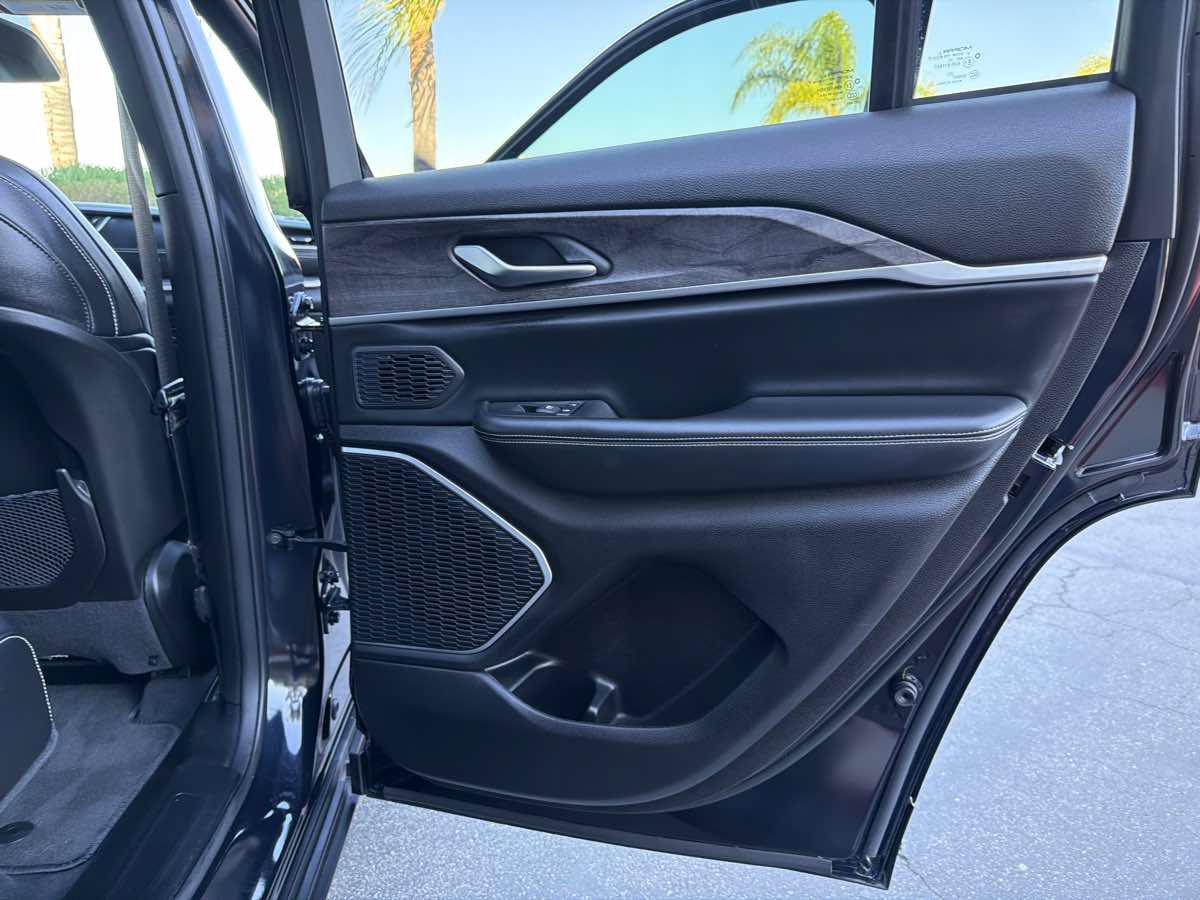 Used 2024 Jeep Grand Cherokee Limited w/ Black Appearance Package RWD image 40