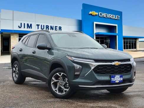Used 2025 Chevrolet Trax LT FWD image 1