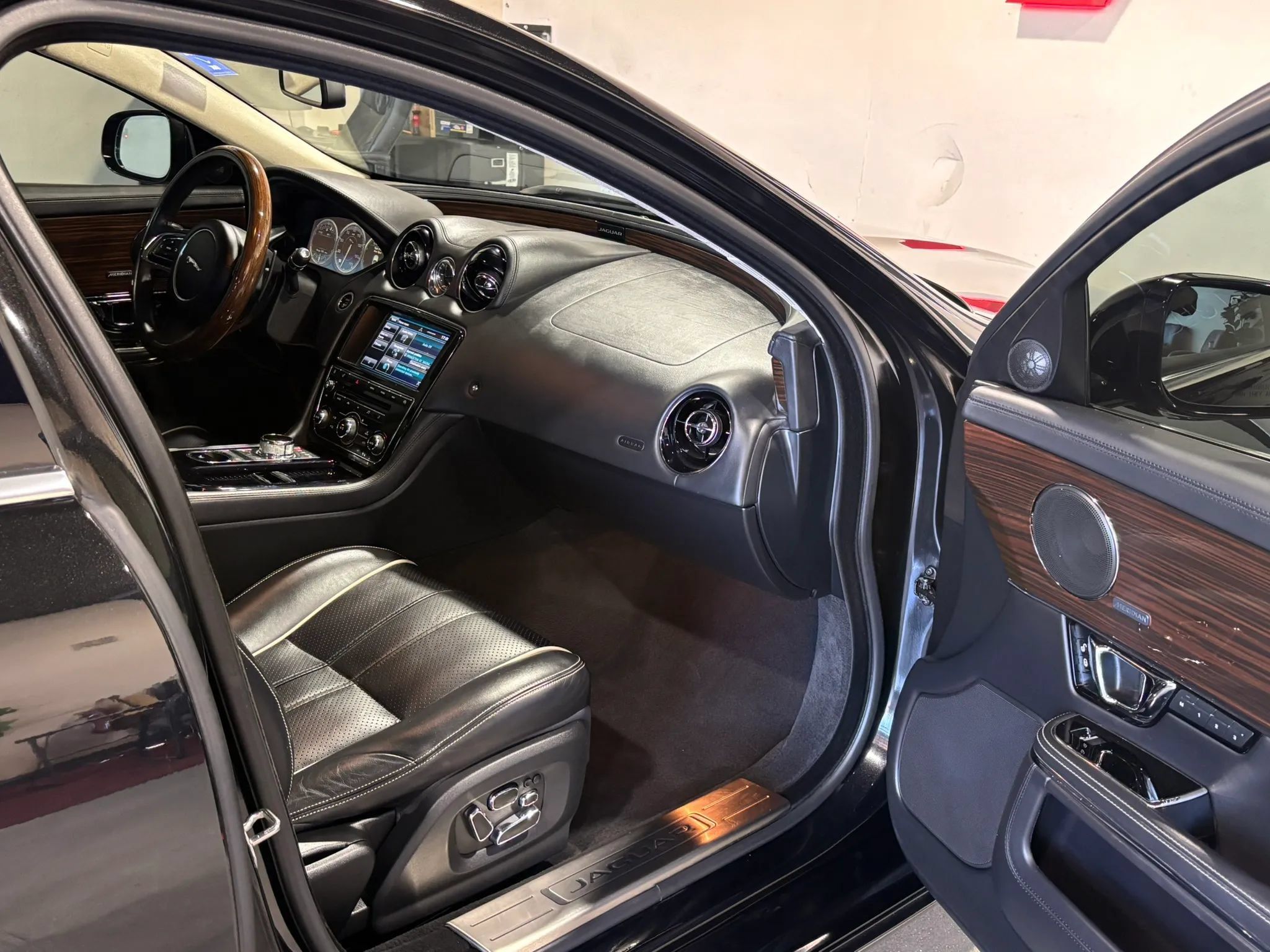 Used 2015 Jaguar XJ L Portfolio AWD/4WD image 17