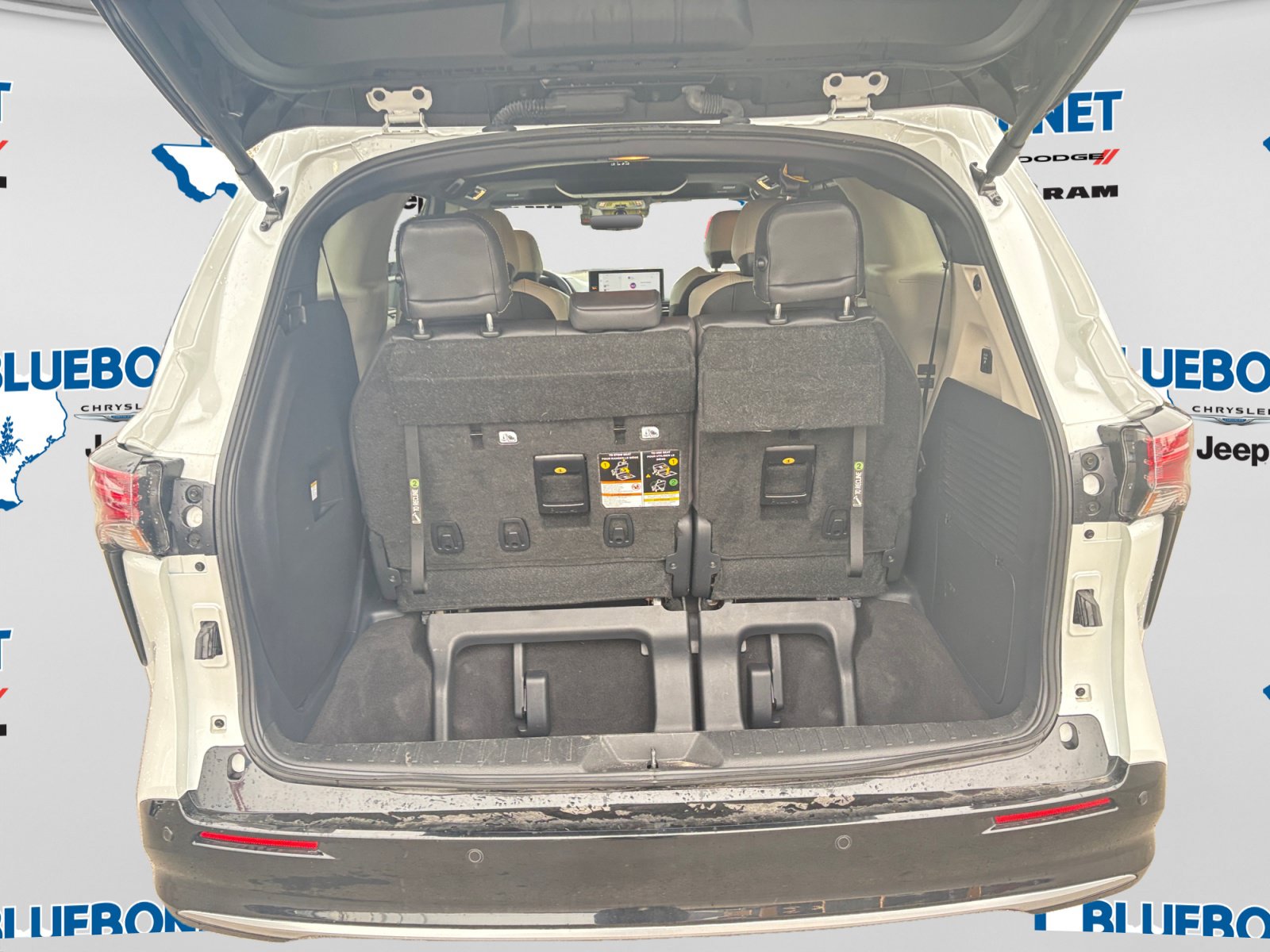 Used 2025 Toyota Sienna Platinum FWD image 23