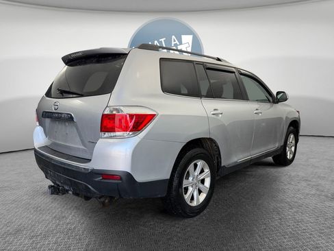 Used 2012 Toyota Highlander SE w/ Tow Pkg image 3