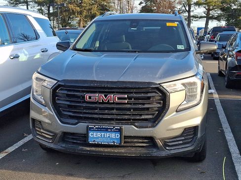 Used 2023 GMC Terrain SLE w/ Driver Convenience Package image 4
