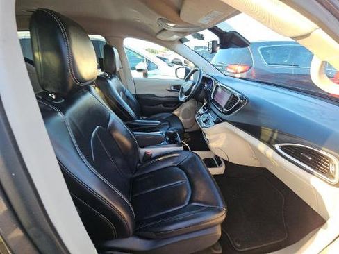 Used 2023 Chrysler Pacifica Touring-L FWD image 5