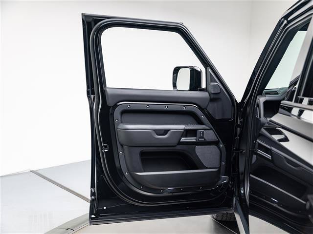 Used 2023 Land Rover Defender 110 V8 AWD/4WD image 27