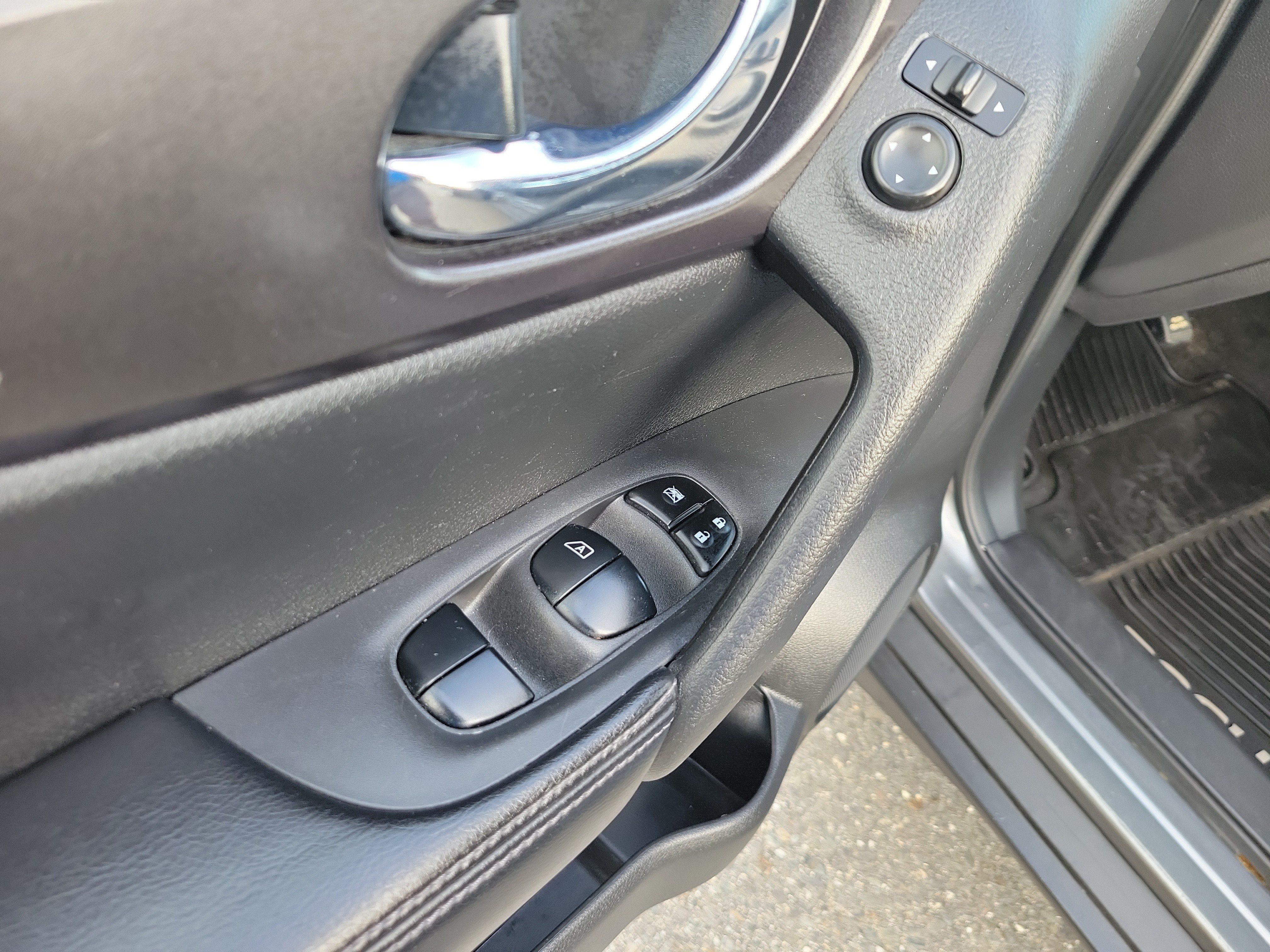Used 2016 Nissan Rogue S AWD/4WD image 20