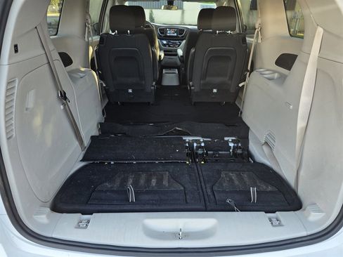 Used 2022 Chrysler Voyager LX image 6