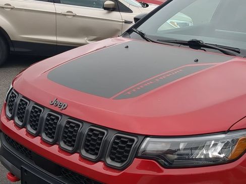 Used 2025 Jeep Compass Trailhawk AWD/4WD image 11
