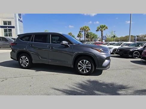 Used 2023 Toyota Highlander XLE image 30