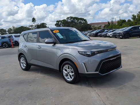 Certified 2025 Kia Soul LX w/ LX Technology Package FWD image 2