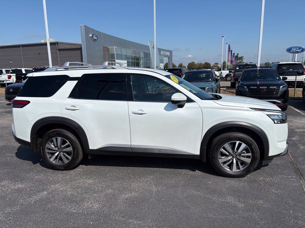 Used 2025 Nissan Pathfinder SL w/ Black Appearance Package AWD/4WD image 4