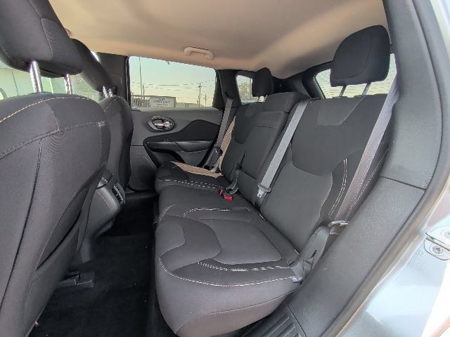 Used 2016 Jeep Cherokee Latitude AWD/4WD image 24