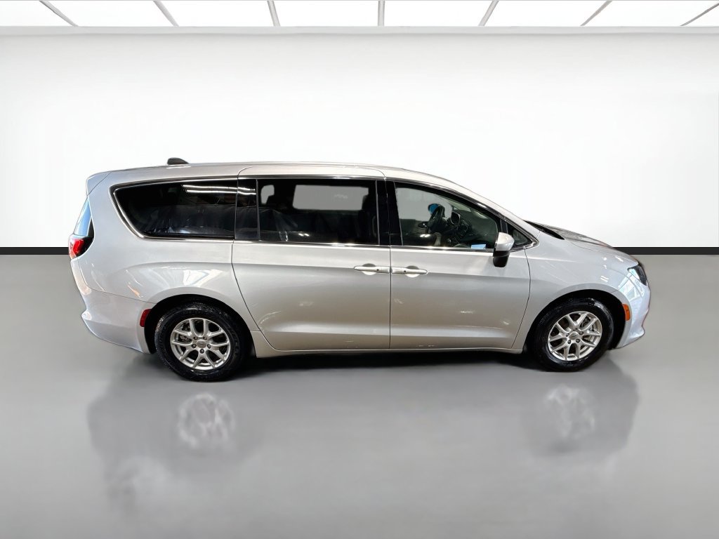 Used 2023 Chrysler Voyager LX FWD image 4