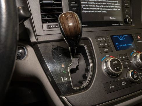 Used 2020 Toyota Sienna XLE image 16