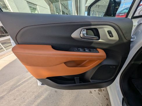 New 2026 Chrysler Pacifica Pinnacle w/ Trailer Tow Group AWD/4WD image 17