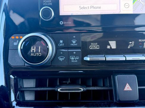 Used 2021 Toyota Highlander XLE image 30