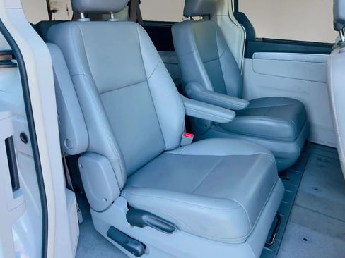 Used 2014 Volkswagen Routan SE FWD image 13
