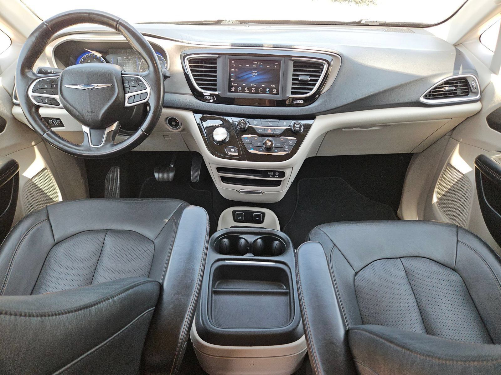 Used 2020 Chrysler Pacifica Touring-L FWD image 16