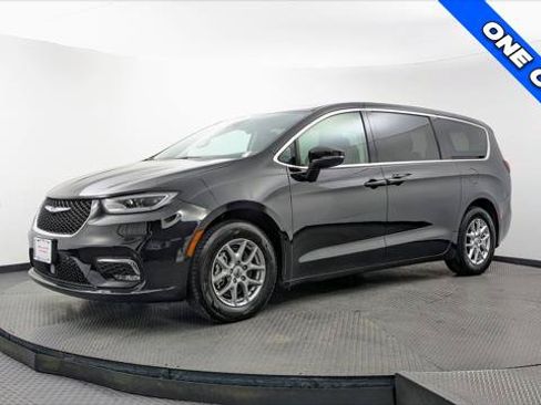 Used 2023 Chrysler Pacifica Touring-L FWD image 2