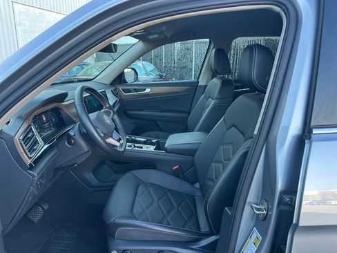 Used 2025 Volkswagen Atlas SE image 27