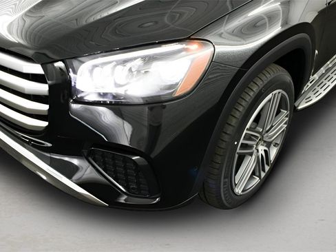 Used 2025 Mercedes-Benz GLS 450 4MATIC image 32