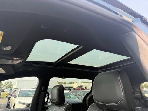 Used 2025 Chrysler Pacifica Limited AWD/4WD image 9