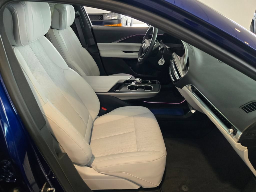 Used 2024 Cadillac Lyriq Sport AWD/4WD image 7
