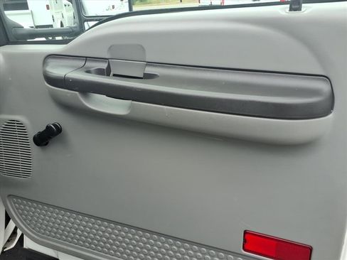 Used 2006 Ford F550 2WD Regular Cab Super Duty image 19