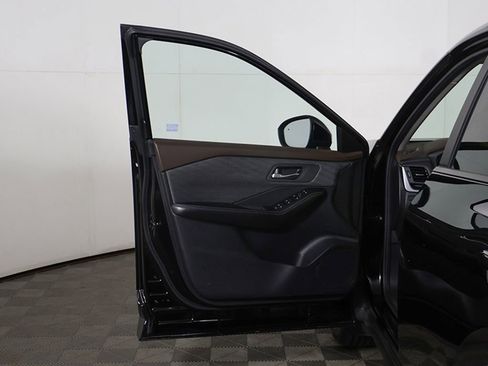 Used 2023 Nissan Rogue SV AWD/4WD image 16