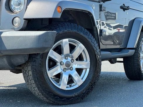 Used 2018 Jeep Wrangler Sahara w/ Connectivity Group AWD/4WD image 2