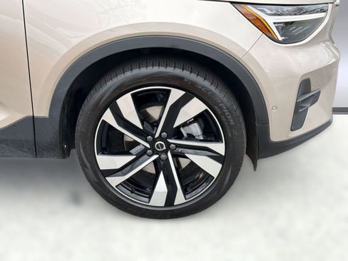Used 2024 Volvo XC40 B5 Plus w/ Protection Package Premier image 11
